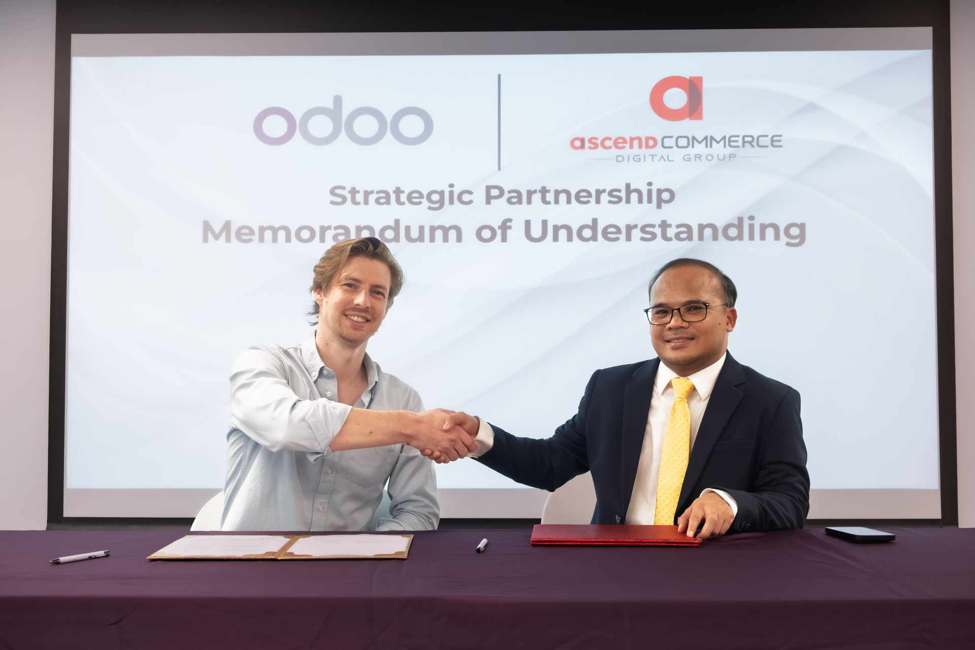 Церемонія підписання MOU між Odoo і Ascend Commerce
